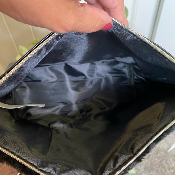 New! Juicy Couture Black Faux Fur Cosmetic Bag - Picture 7 of 15